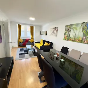 Apartamento 3 Bedrooms 3 Bathrooms Spacious House, Reception, Kitchen, Garden, Parking, Londres